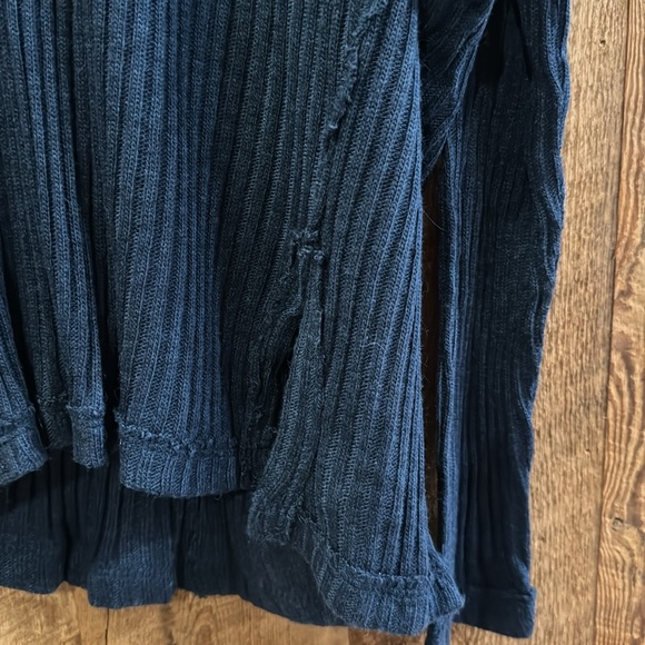 Woman’s top - Picture 3 of 9